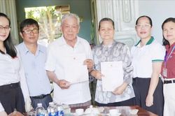 Trao giấy chứng nhận kết hôn tận nhà cho cặp đôi U80