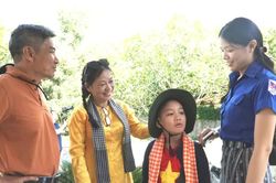 Sinh viên Lào, Campuchia tham quan địa chỉ đỏ, làng nghề ở TPHCM