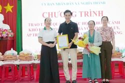 Trao quà tiếp sức người khó khăn, học sinh vượt khó