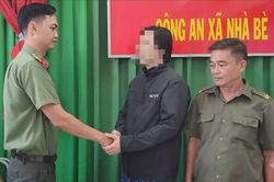 Cứu kịp thời một người H&agrave;n Quốc nhảy s&ocirc;ng tự tử