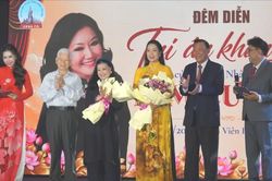 NSND Kim Cương diễn lại 'Lá sầu riêng' tri ân khán giả