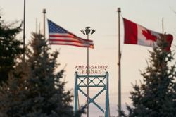 Thoả thuận thương mại Mỹ-Canada: Đang đàm phán khẩn cấp, những vấn đề nào được đặt lên 'bàn cân'?