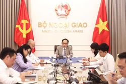 Bộ trưởng Ngoại giao Lê Hoài Trung điện đàm với Bộ trưởng Ngoại giao Canada Anita Anand