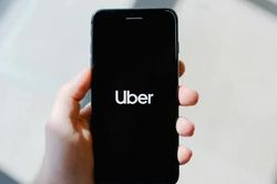 Uber bị phạt gần 1 tỷ USD v&igrave; tự động kh&oacute;a t&agrave;i khoản t&agrave;i xế