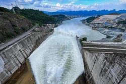 16h hôm nay, thủy điện Hòa Bình đóng một cửa xả đáy