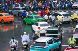 Mưa lớn đ&uacute;ng giờ cao điểm, CSGT H&agrave; Nội tăng cường ph&acirc;n luồng tại c&aacute;c n&uacute;t giao