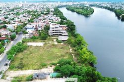 Tận thấy dự án trên khu 'đất vàng' thành bãi hoang ven sông Hương