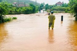 Mưa lớn dồn dập, 6 th&ocirc;n ở Bắc Ninh bị c&ocirc; lập