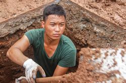 Giữa nắng mưa, những người lính tìm lại tên đồng đội