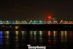 Cầu Chương Dương khoác 'áo mới' rực rỡ về đêm