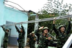 Bộ đội, công an sửa nhà giúp người dân vùng biên