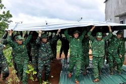 Bộ đội, công an sửa nhà giúp người dân vùng biên