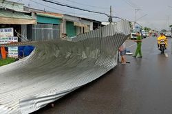 Mưa lớn, lốc xoáy khiến 2 người thương vong ở Tây Ninh