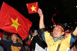 Cổ động viên trên Phố đi bộ Nguyễn Huệ bùng nổ với 2 bàn thắng vàng của tuyển Việt Nam