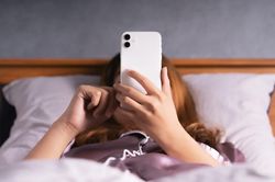 Lợi ích bất ngờ khi không chạm vào điện thoại trong một giờ ngay sau khi ngủ dậy