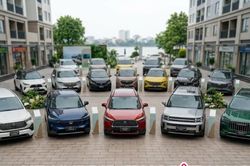Xe hybrid ngày càng hút khách, các hãng nhanh chóng nhập cuộc đua sau Toyota
