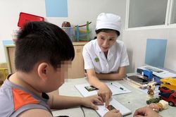 Hành trình tới trường của 2 bệnh nhi từng có nguy cơ không thể đi học