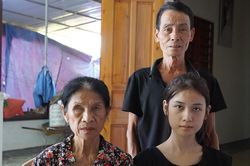 Hơn 10 năm trên lưng mẹ, nữ sinh khuyết tật đỗ đại học, trăn trở nỗi lo học phí