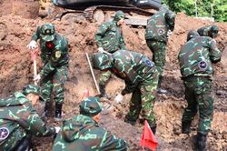 Bộ đội mặc áo 'điều hòa' tìm thêm 28 hài cốt liệt sĩ ở công viên Lê Thị Riêng