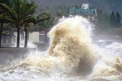 Bão số 4 di chuyển 'nhúc nhích', liên tục đổi hướng, miền Bắc mưa lớn kéo dài