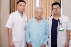 Cụ ông 100 tuổi tự đứng dậy đi lại sau bơm xi măng sinh học cột sống