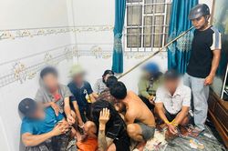 Đột kích 'ổ' đánh bạc ăn tiền trong phòng kín ở Nhu Gia