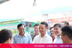 Chủ tịch UBND tỉnh H&agrave; Tĩnh tham quan hội chợ sản phẩm c&ocirc;ng nghiệp n&ocirc;ng th&ocirc;n ti&ecirc;u biểu
