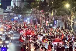 Người hâm mộ đổ ra đường mừng chiến thắng của đội tuyển Việt Nam