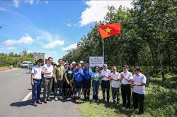 Dựng 'Tuyến đường cờ Tổ quốc', tiếp sức học sinh khó khăn
