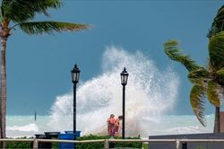 Florida thử nghiệm cách sống chung với nước biển dâng