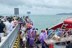 B&atilde;o số 4 &aacute;p s&aacute;t, c&aacute;c địa phương ven biển khẩn trương dựng 'l&aacute; chắn'