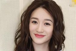 Vượt qua nỗi buồn sau đổ vỡ hôn nhân, Chị đẹp tự thưởng cho mình siêu xe tiền tỷ