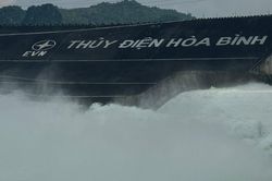 Yêu cầu đóng 1 cửa xả đáy hồ thủy điện Hòa Bình