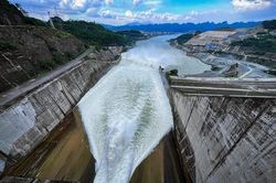 16 giờ ng&agrave;y 22/8, đ&oacute;ng 1 cửa xả đ&aacute;y hồ thủy điện H&ograve;a B&igrave;nh