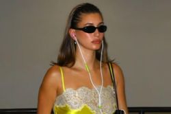 Hailey Bieber diện áo hai dây vintage, khoe sắc vàng yêu thích