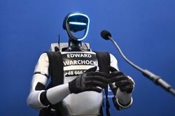 Robot 1,2 mét trở thành influencer đình đám có hàng triệu fan