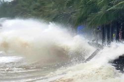B&atilde;o số 4 &aacute;p s&aacute;t Quảng Ninh - Hải Ph&ograve;ng, mưa lớn c&oacute; nơi tr&ecirc;n 600mm