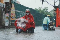 H&agrave; Nội: M&acirc;y d&ocirc;ng đổ bộ nhiều khu vực, người d&acirc;n cần đề ph&ograve;ng lốc, s&eacute;t