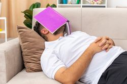 Chồng diễn vai vô dụng trong hôn nhân
