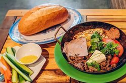 Bánh mì chảo Việt gây sốt giữa lòng New York, thực khách xếp hàng hàng giờ để thưởng thức
