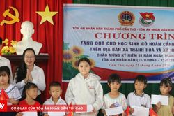 Ấm áp nghĩa tình cán bộ Tòa án với học sinh nghèo
