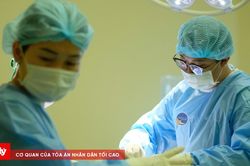 Bé trai 4 tuổi bị mảnh kính bể cá ghim vào đầu
