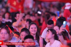 Người dân TP.HCM xuống đường ăn mừng chiến thắng