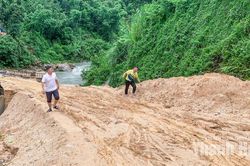 Khi thầy cô vượt dốc tìm học trò trên nương