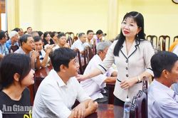 Phó Bí thư Tỉnh ủy An Giang Trần Thị Thanh Hương tiếp xúc cử tri phường Châu Đốc