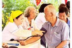 Người dân Ô Lâm được khám bệnh, cấp thuốc miễn phí