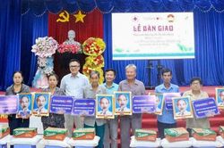 Trao 30 căn nhà tình thương cho người dân xã Cần Đăng
