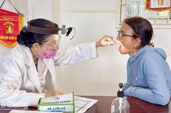 700 người d&acirc;n Ch&acirc;u Phong được kh&aacute;m bệnh, ph&aacute;t thuốc miễn ph&iacute;