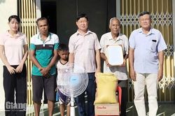 Trao Mái ấm nông dân tại xã An Cư