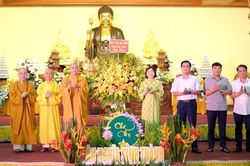 Phó Chủ tịch Thường trực HĐND tỉnh Trần Thị Hằng dự lễ Vu Lan tại chùa Đại Thành